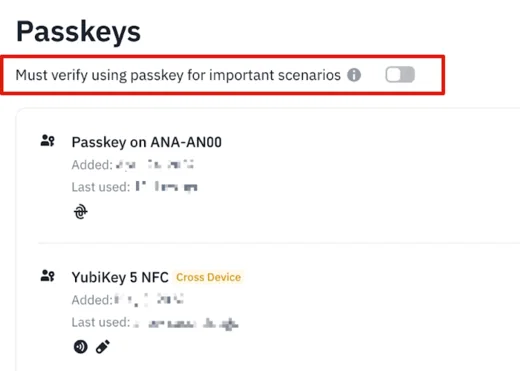 幣安網頁版通行密鑰管理頁,上方為「Must verify using passkey for important scenarios」開關(紅框標出,未開啟),下方清單依序為手機上的通行密鑰與標示 Cross Device 的 YubiKey 5 NFC